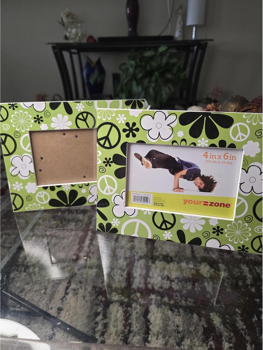 Set of 2 Your Zone 4x6 Inch Green Peace Sign and Flower Pattern Photo Frames